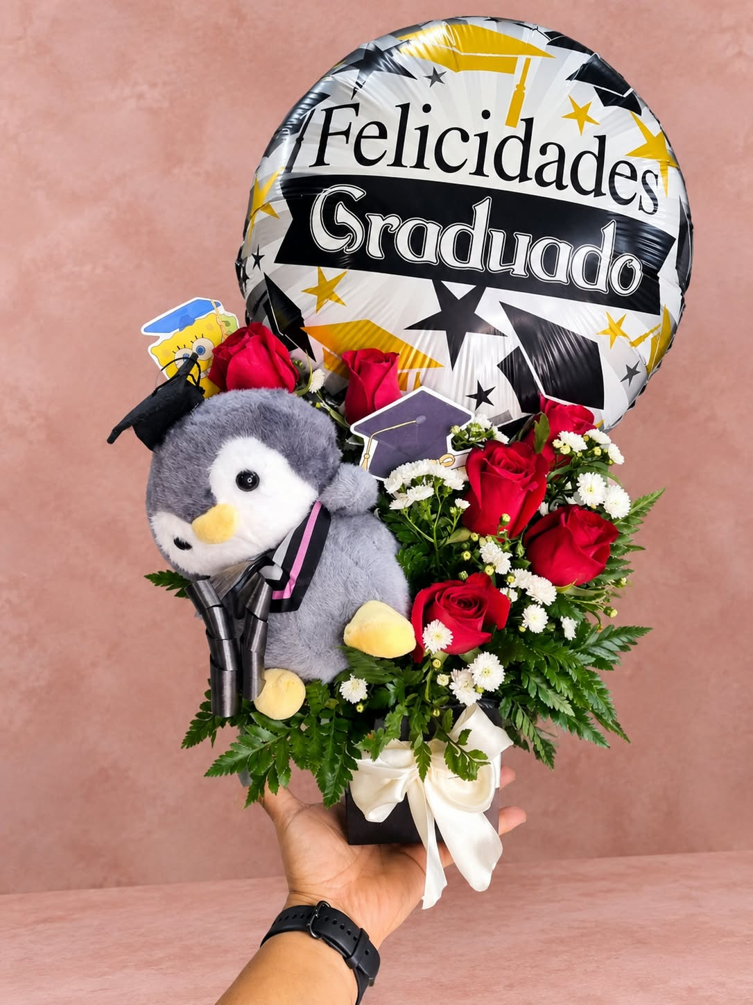 Arreglo de graduación con pingüino