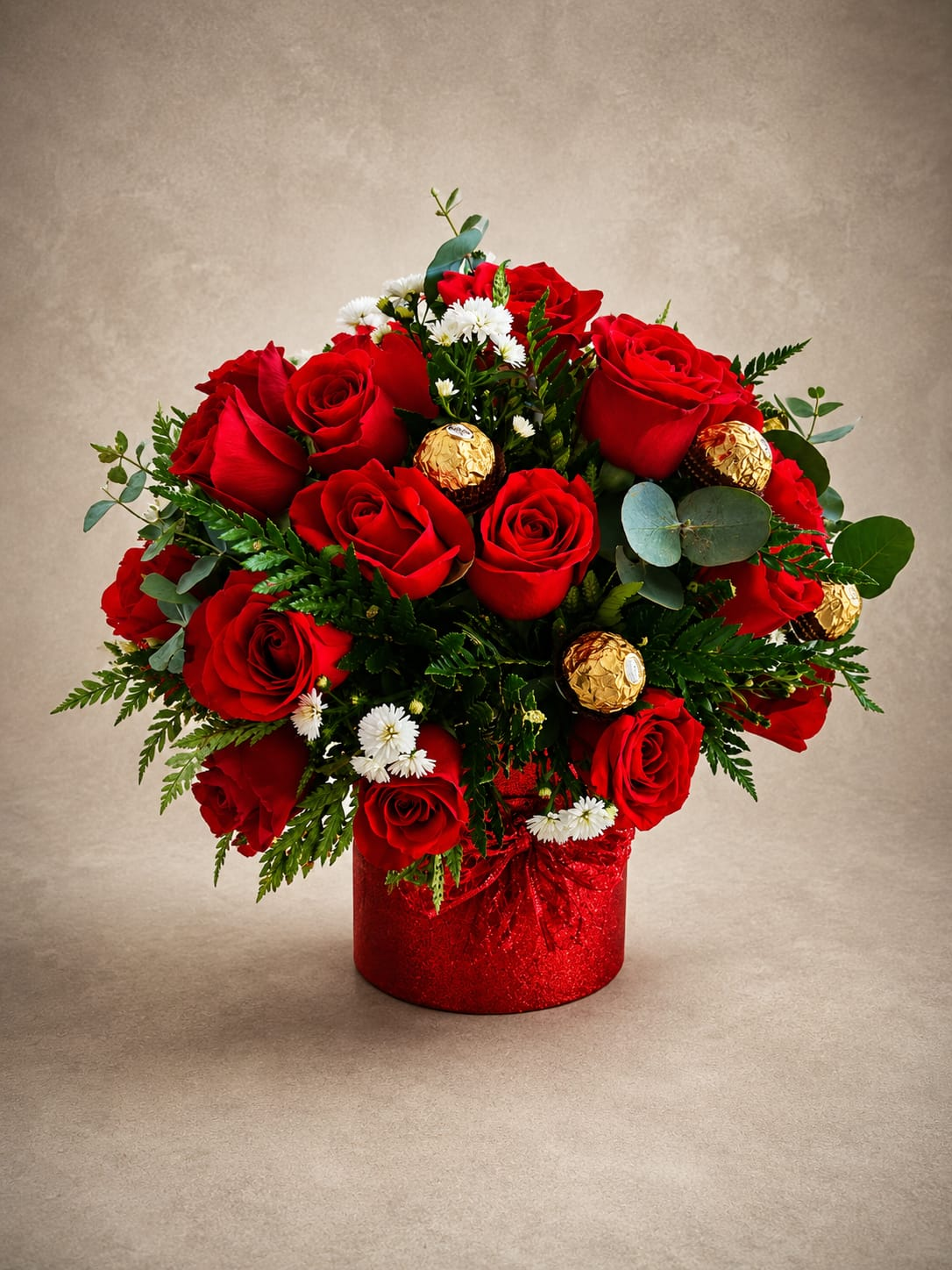 Caja de rosas rojas con chocolates