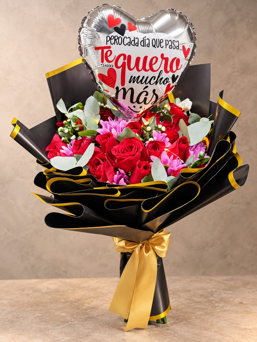 Ramo de rosas con globo de corazón